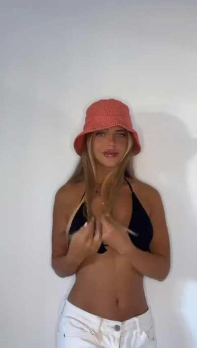 I love guys who eat cute beauties