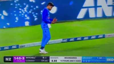 New match, old ways…