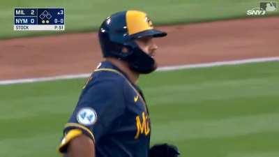 [Highlight] Dominic Smith sits on a wall, catches the foul ball in LF.