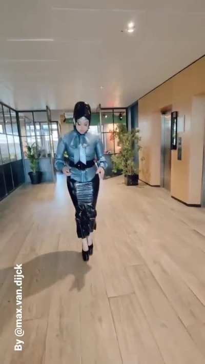 Filistin başbakanının karısı İsrail'in yaptığı saldırılar ile ilgili basın açıklaması yapmaya gidiyor. (üçüncü karısı)