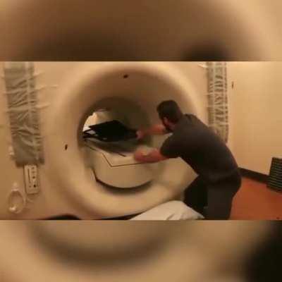 Вот почему не нужно использовать томограф с металлическими вещами