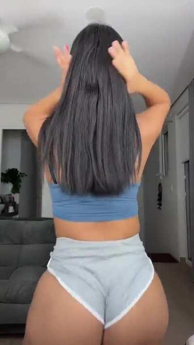 Nattbabe twerking and shaking that load