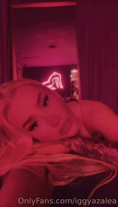 Iggy Azalea Nude tits out and bouncing ass PAWG