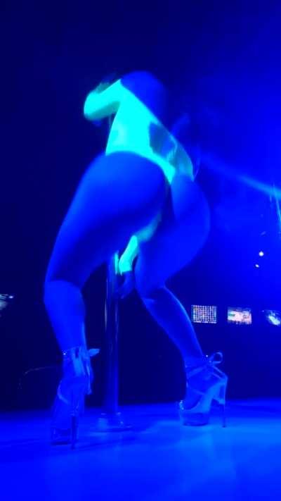 The leg:ass ratio is perfect. Now watch it twerk