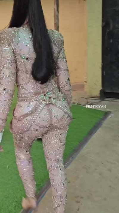 Moroccan Gaand Maharani Nora Fatehi doing her regular work of raising dicks. Iss raand ko to roz set pe koi na koi paise dekar iski gaand ke maze leta hoga. Aisi gaand ho jaydaad lutaane me kaisi sharam.