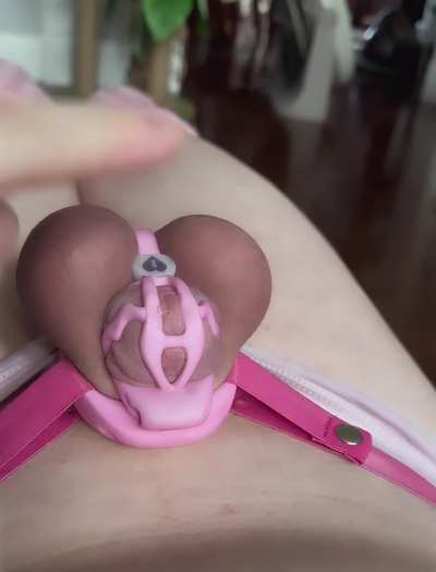 Pretty pink penis in a pinky cage 🤭🩷🔒