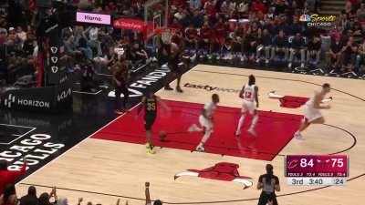 [Highlight] Javonte Green throws down the HAMMER to bring it within 10