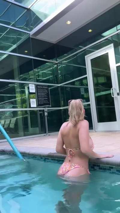 Blondie Shows Off in Public Pool