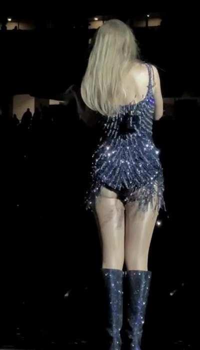 I should be getting ready but can't start my day with giving Taylor's thick thighs and cute cheeks them worship