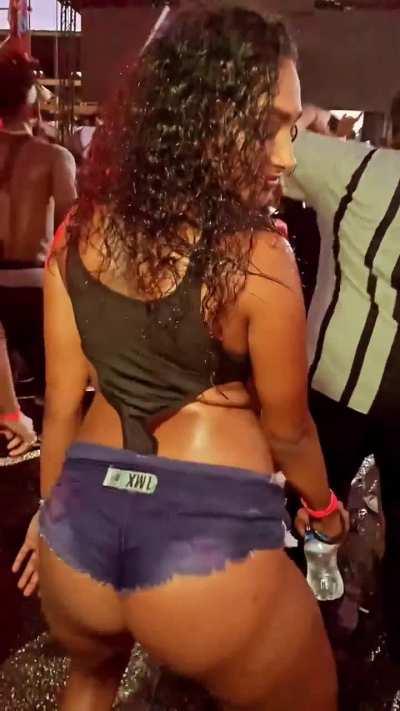 Just saw the extended version hasn't been posted here yet 🔥🇹🇹(@melissa_maharajh)