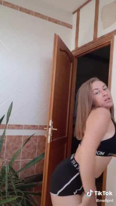 The cake taste good 😁🍑