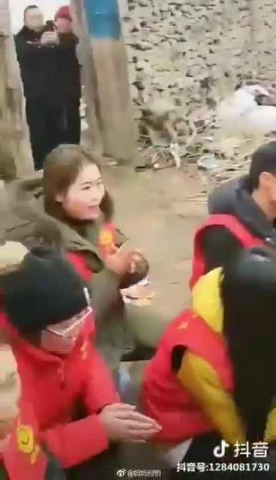 先把你搞得破屋烂瓦贫困交加求生无门求死不得，然后来给你唱歌