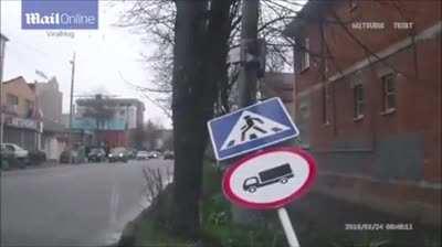 Almost avoiding a car crash [x-post /r/BetterEveryLoop]