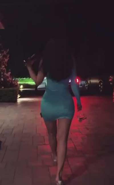 I never uploaded a gif before but this is my favourite video of her 🤤