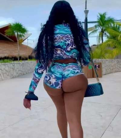 OMG Her ass is UNDEFEATED 🙆🏾‍♂️😩😭😍🍑
