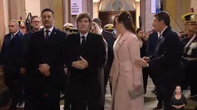 En la llegada a las celebraciones por el 25 de Mayo, Javier Milei le rechazó el saludo a Jorge Macri y Victoria Villaruel.