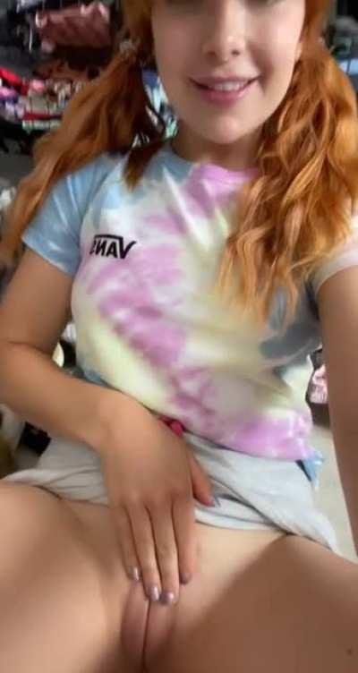 This is what I have hiding under my skirt 🙊🧡