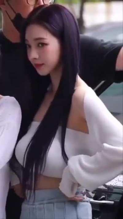 How Karina’s fat tits hang without a bra 😩😩