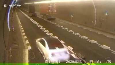 Truck Separates From Trailer When Driving Through Tunnel NOV2020