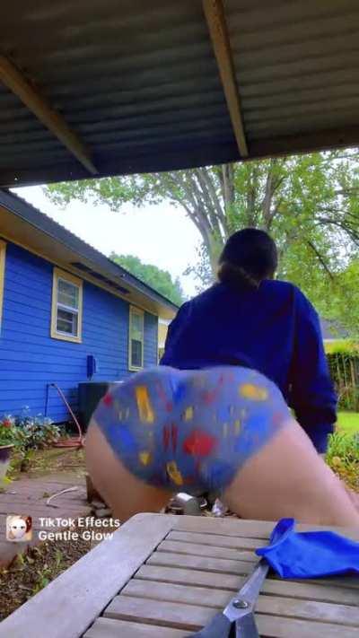 This snowbunny know how to shake it 🍑💦👀