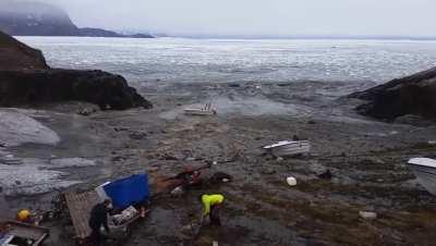 Видишь вода уходит - беги