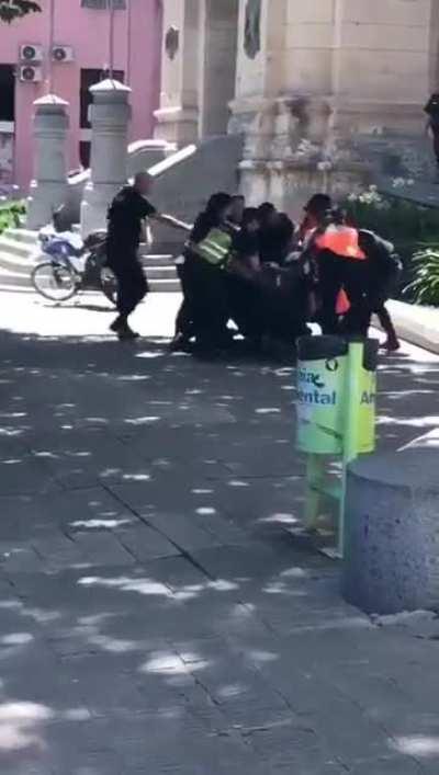 Pibe con un cuchillo amenazaba con matar al intendente de Bahía Blanca y fue tacleado por un policía