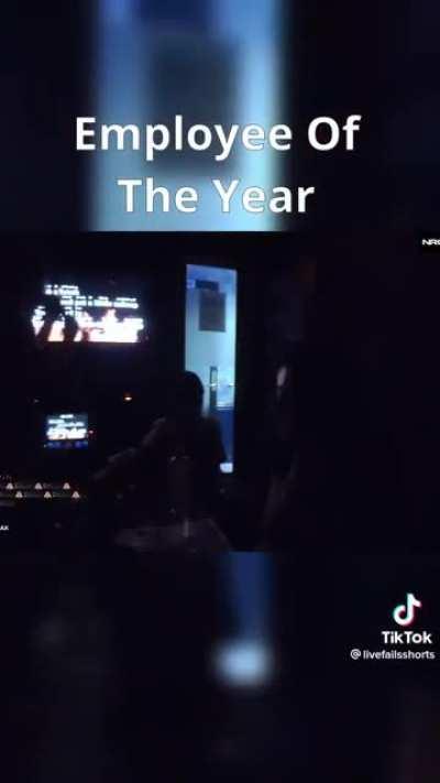 Yo hubiera lanzado las bebidas con ese grito 😐