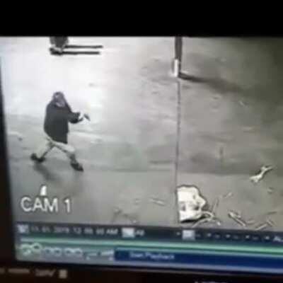 Homem é atacado no próprio trabalho