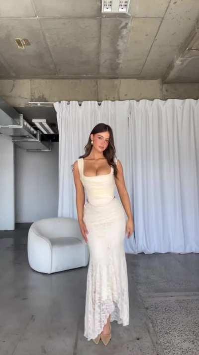 Ella | outfit change 