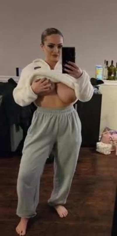 happy flash friday from my natural dd’s😏💦