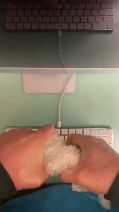 Popping bubble wrap (no audio)