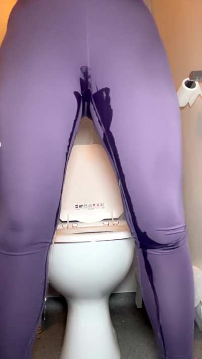 Watch me piss my gym leggings 