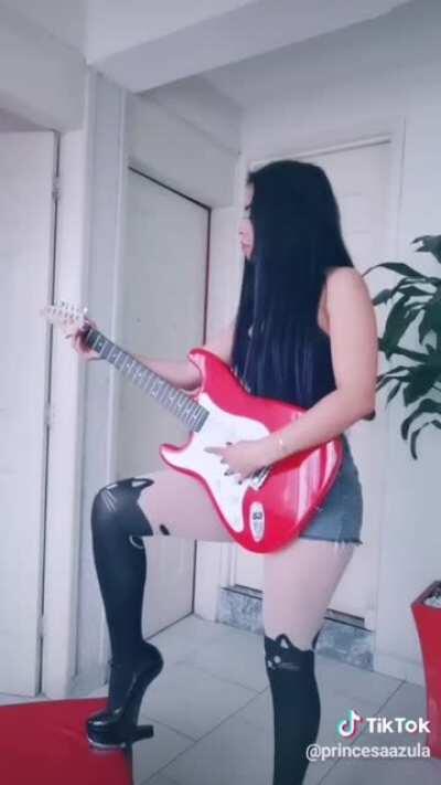 She is so good! (Stevie, if youre reading this, tiktok is a goldmine of guifakists, just search #guitar)