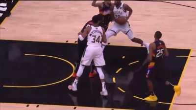 [Highlight] The Freak throws down the emphatic putback