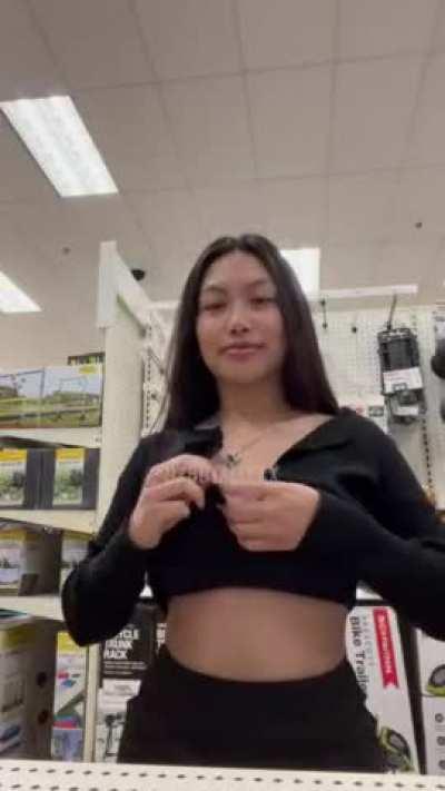 In target (F)Lashing my tits 💋