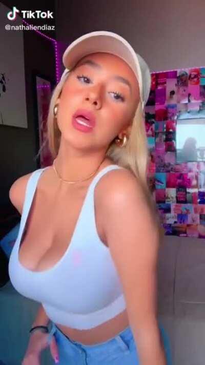 Look at those tits bounce 😍