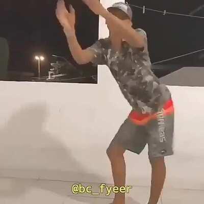 Para de pedir o nome da música 😡baixa o Shazam logo😡😡