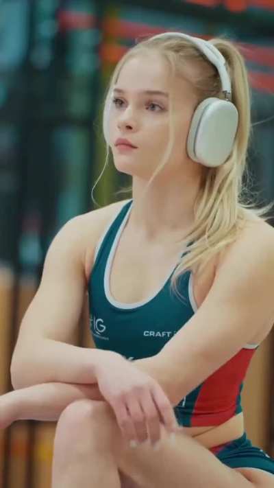 Why do women like this always go for blac guys?