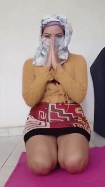 I was getting hot while praying .. so instead I decided to show you my tits! 🙏🏻