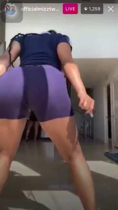 Old but u can see her 😻