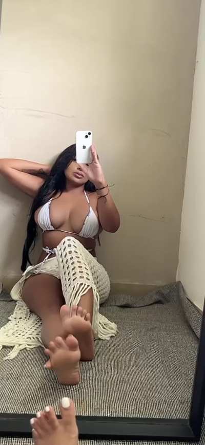 Feet freaks, prove it. Describe exactly what you’d do if these toes were in your mouth