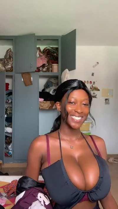 Its just a tiktok video but damn, she's 🔥🔥