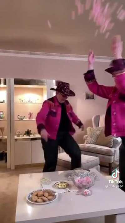 Finally a grandma using the tok the right way