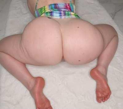 Phat ass and pretty feet