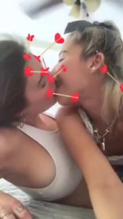 Lia Making Out with Charisma Kain - [1 MIC]