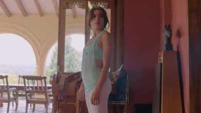 Yoga booty in El Rey del Valle (S1E6, 2018)