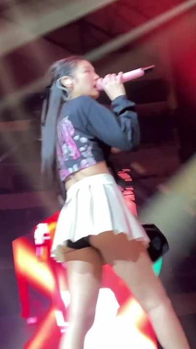 Jennie should wear a shorter skirt next time and no shorts 🤤