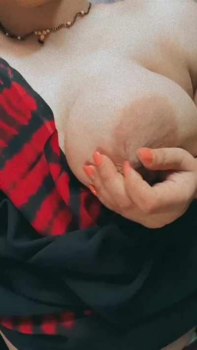 “Happy Sunday” from this naughty Indian MILF😋😍