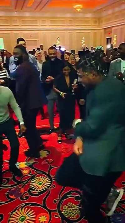 OH YEAH. WE POSTING EARLY. THE VIBES ARE IMMA-CU-LATE! THE CELTICS RRRROOOOOLLLLL TO 37-15!