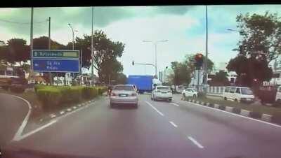 Red Swift allegedly mopped down another bike prior to annihilation at the traffic light 🚦 stop in the video.